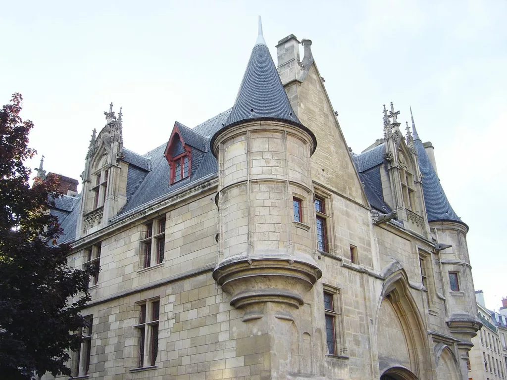 Отел дьо Санс, построен между 1475 и 1519 г., Париж,  Снимка от: Wikipedia
